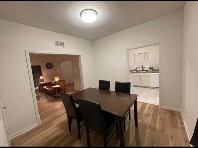 Building Photo - 1205 E English St