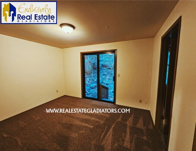 Building Photo - 4 Bed 2.5 Pet Friendly Home in Wilderness Rim