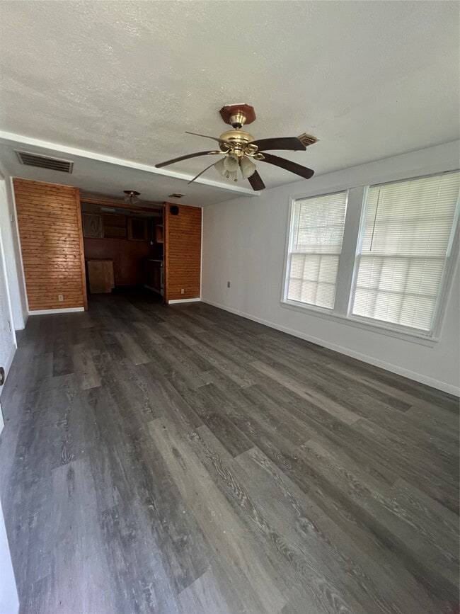 Building Photo - 122 W Pecan Ln
