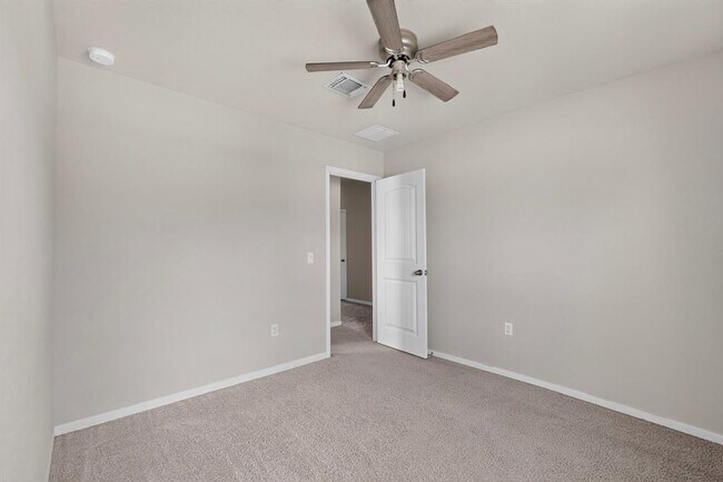 Building Photo - 402 Pentire Way