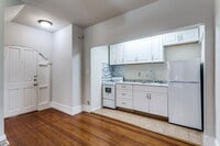Building Photo - CHARMING VICTORIAN APARTMENT