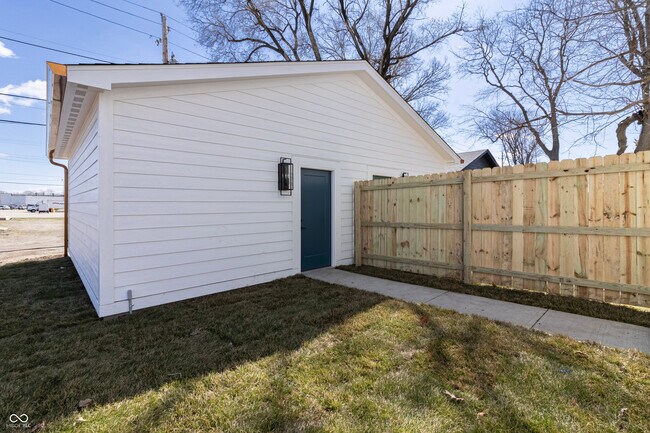 Building Photo - 2053 Columbia Ave
