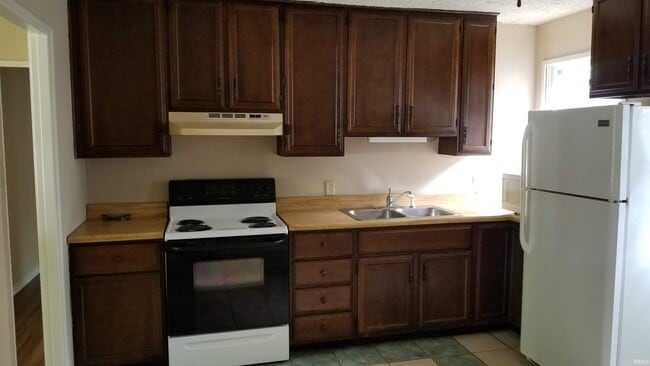Building Photo - 2425 Foxhall Dr