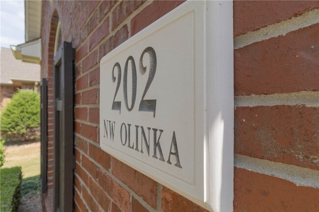 Building Photo - 202 NW Olinka Pass St