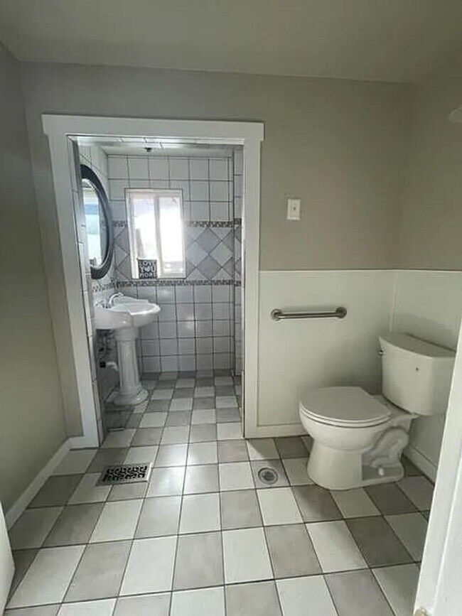 Building Photo - Beautiful country living!