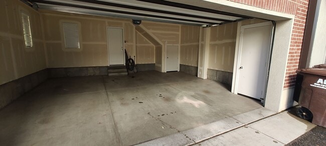 Building Photo - GORGEOUS Downtown Unit!!!