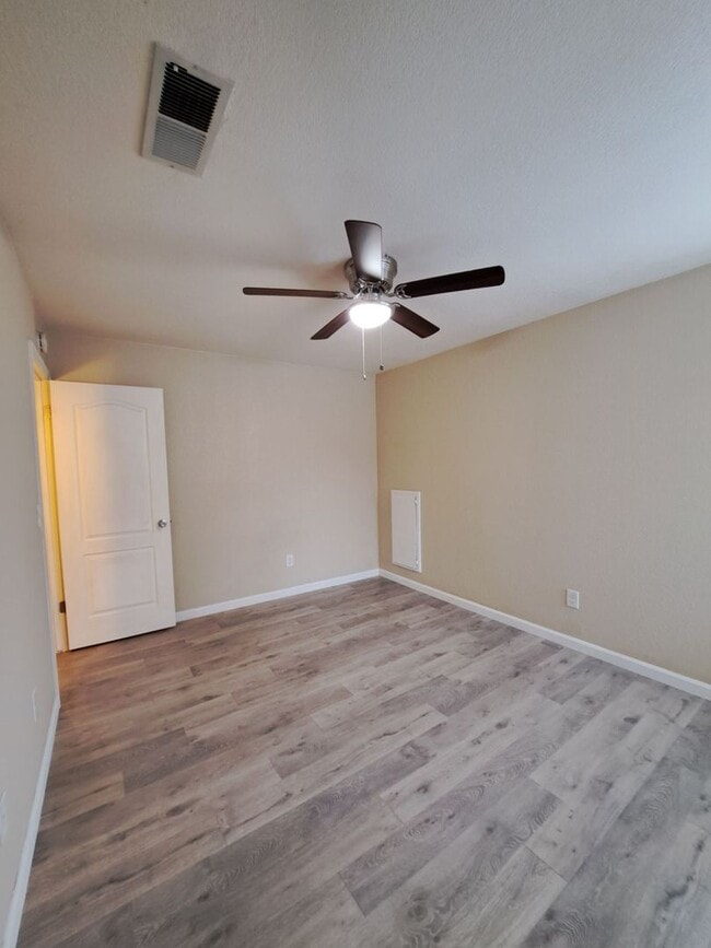 Building Photo - Stunning Large 4 Bedroom Home! Located Near Cedar & Nees!