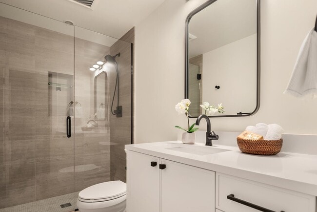 Building Photo - 7Bd/6.5Ba Bellevue Home