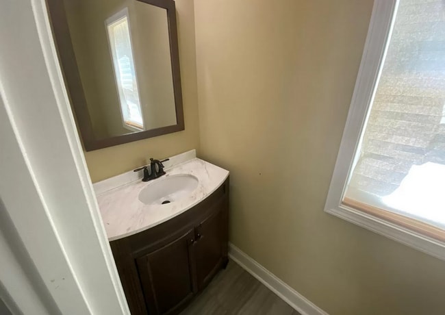 Building Photo - 3 Bedroom/2.5 Bath