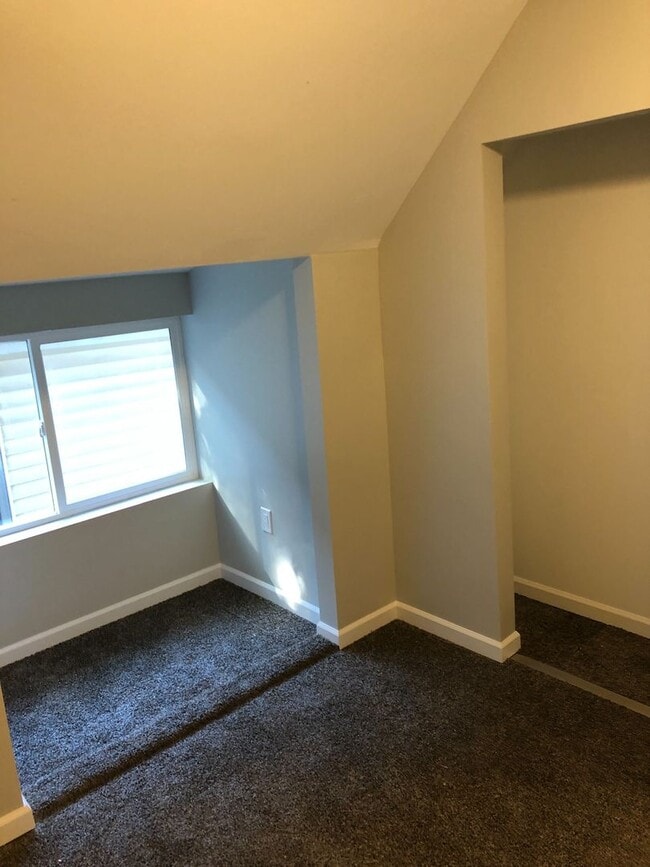 Building Photo - 3 bedroom, 1.5 bath house