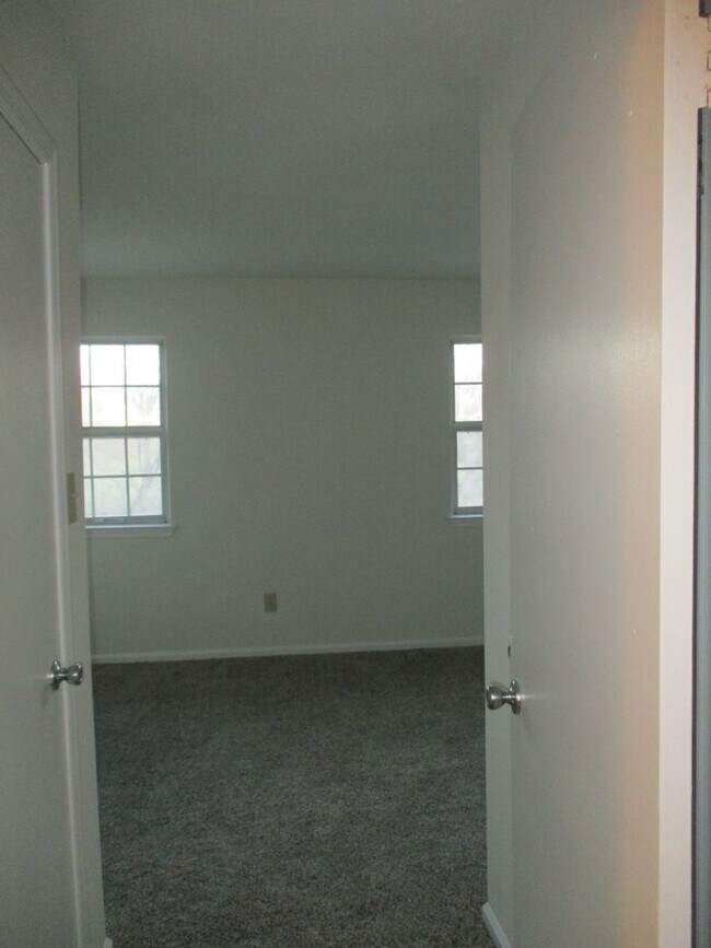 Building Photo - Northampton School District spacious end unit townhome located in the Borough of Bath featuring s...