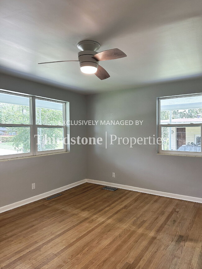 Building Photo - 1120 Skye Dr E