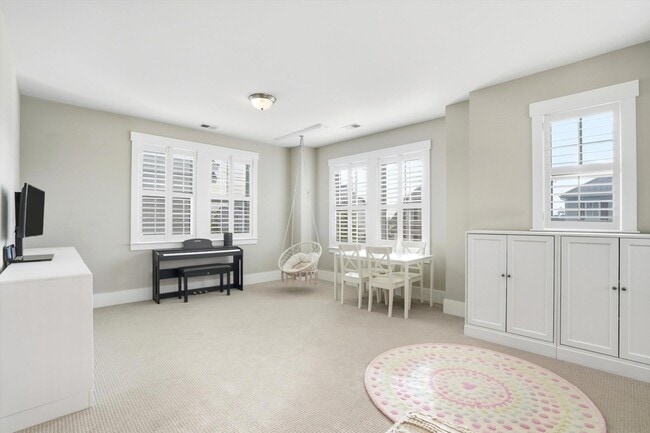 Building Photo - 2548 Josiah St