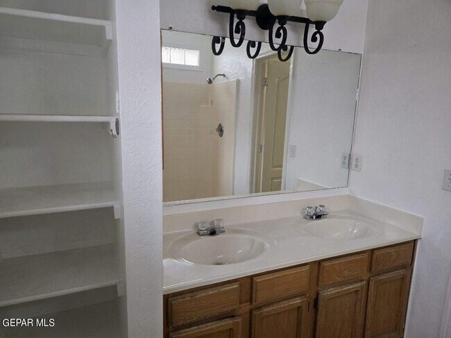 Building Photo - 12105 Castle View Way
