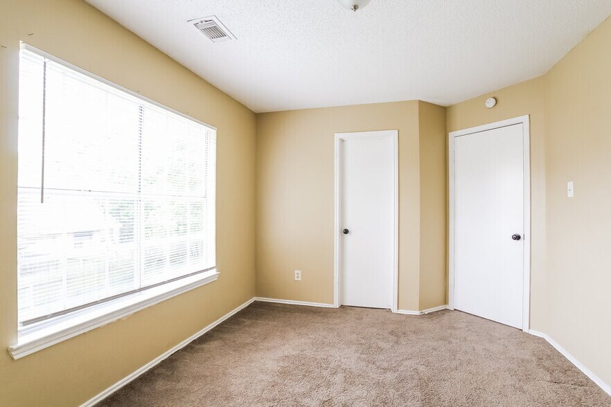 Building Photo - 6018 Fern Hollow Ct