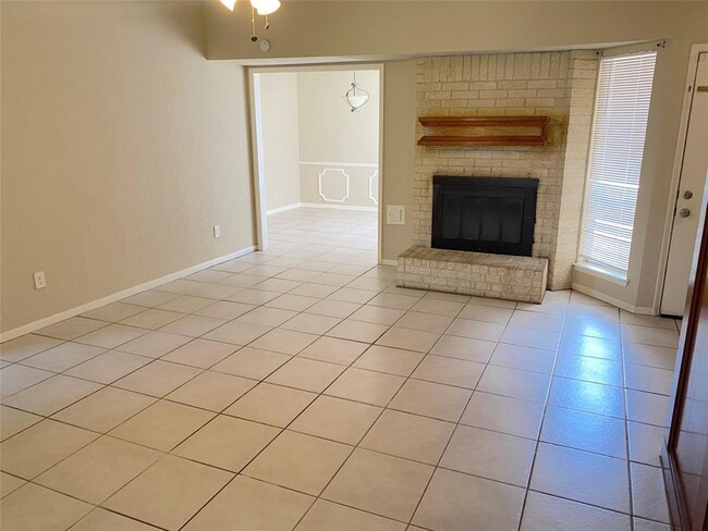 Building Photo - 323 Maybrook Dr