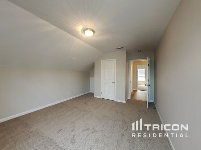 Building Photo - 142 Lyndhurst Dr