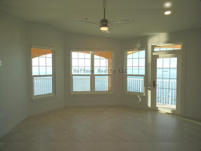 Building Photo - 2-Bed, 2.5-Bath Water-Front Condo in South Tampa