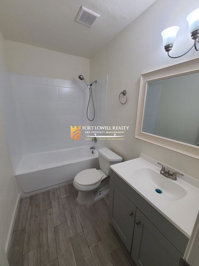 Building Photo - Renovated 2 Bedroom, 1 Bath w/ Washer Dryer Hook Ups and 1 MONTH FREE RENT!