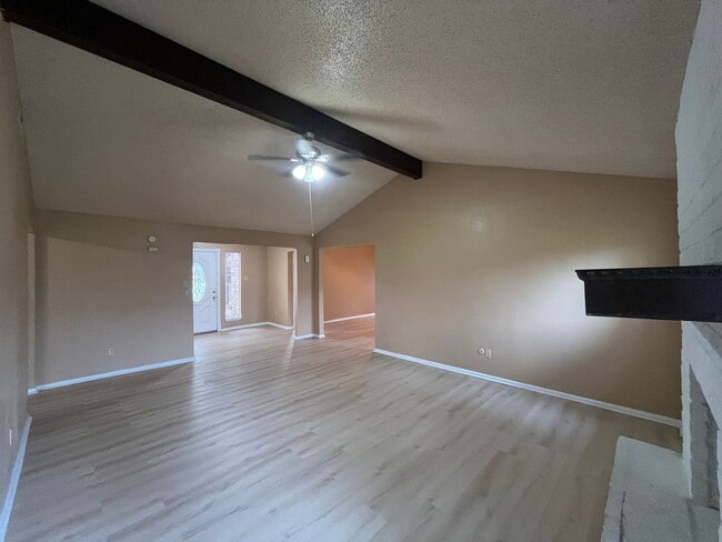 Building Photo - THREE BEDROOM 2 BATH HOUSE ON THE SOUTH SIDE