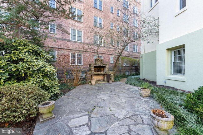 Building Photo - 3401 Greenway