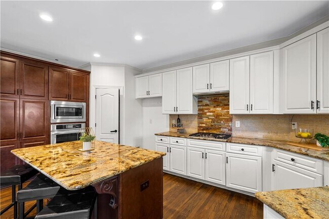 Building Photo - 3713 Lake Edge Dr