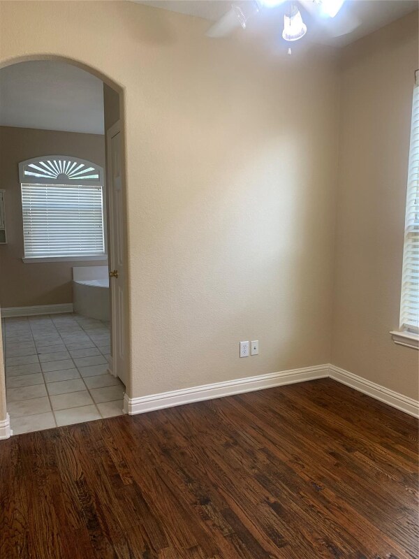 Building Photo - 9101 Forest Hills Dr
