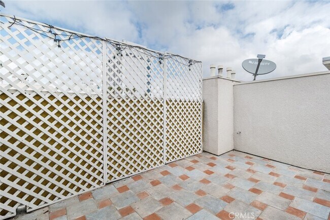 Building Photo - 14631 Dickens St