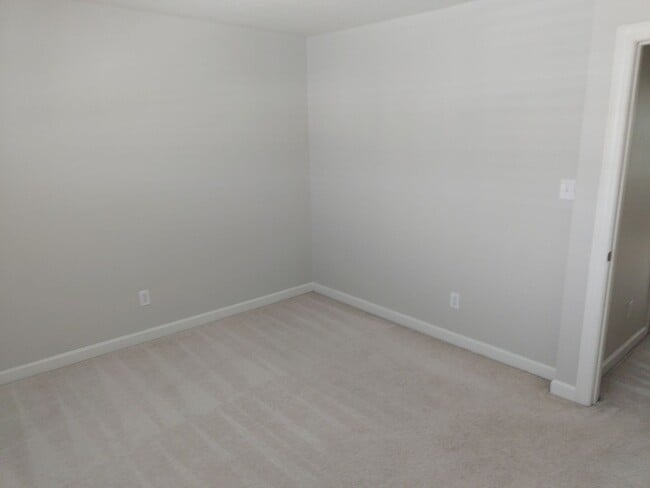 Building Photo - This unit is in a great location!