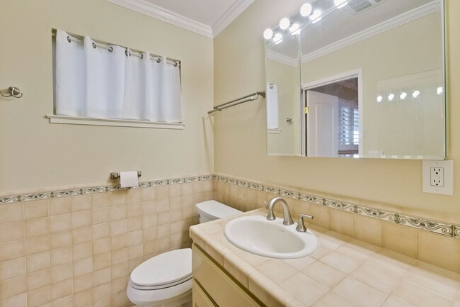 Building Photo - Stylish San Jose Home and Private Yard