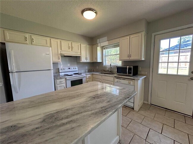 Building Photo - 6626 Woodside Ct E