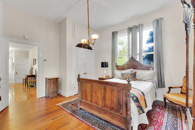 Building Photo - Beautiful Furnished 3 Bedroom Home in Historic District