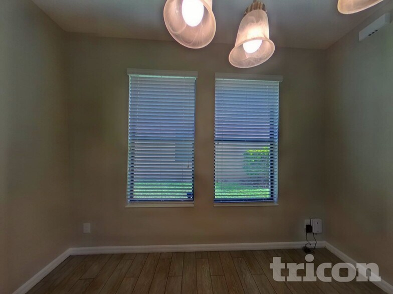 Building Photo - 2076 Bent Grass Ave