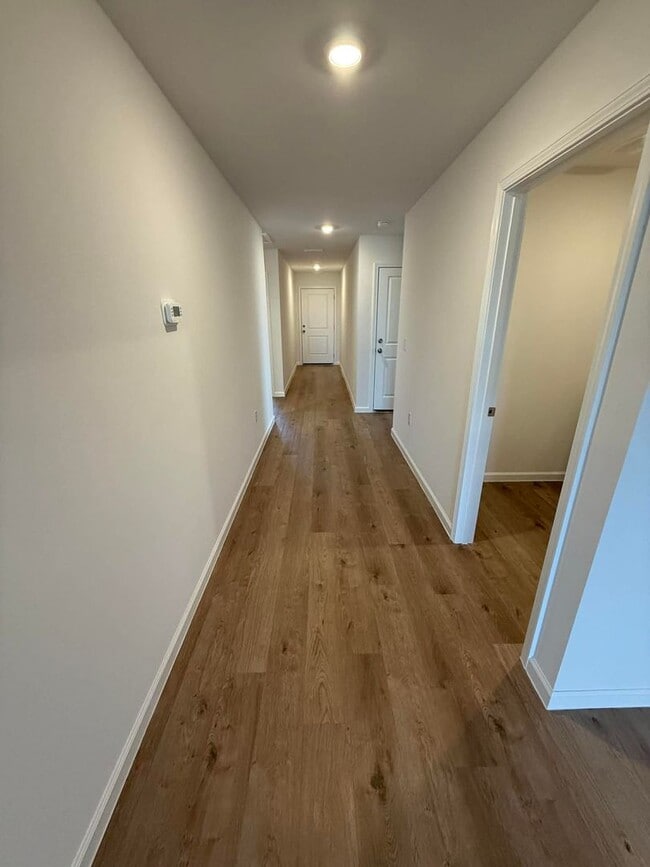 Building Photo - Four Bedroom/Two Bath - Summerdale