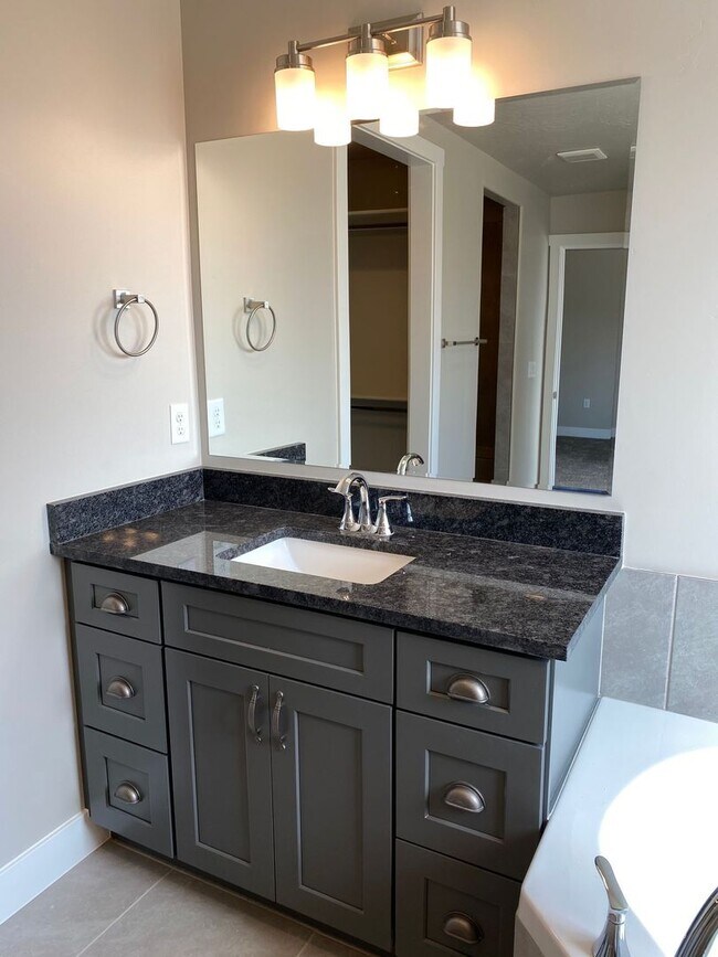 Building Photo - Newer- Red Mountain Vista Town Home,