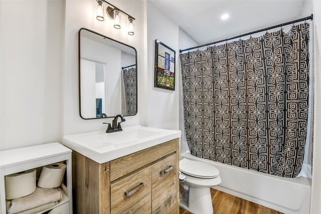 Building Photo - 2550 Roy Cir