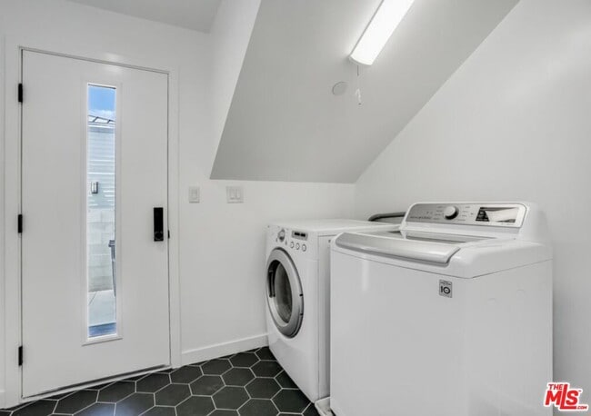 Building Photo - 3641 Greenwood Ave