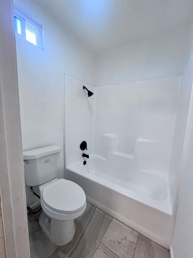 Building Photo - Pet Friendly 4 Bedroom Home