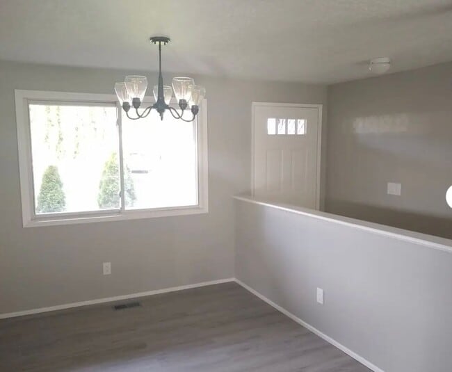 Building Photo - Beautiful 3 bedroom ranch on quiet cul-de-...