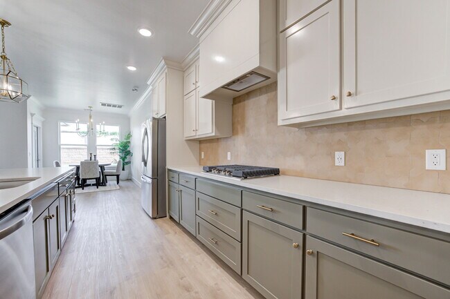 Building Photo - 14720 Avignon Ln