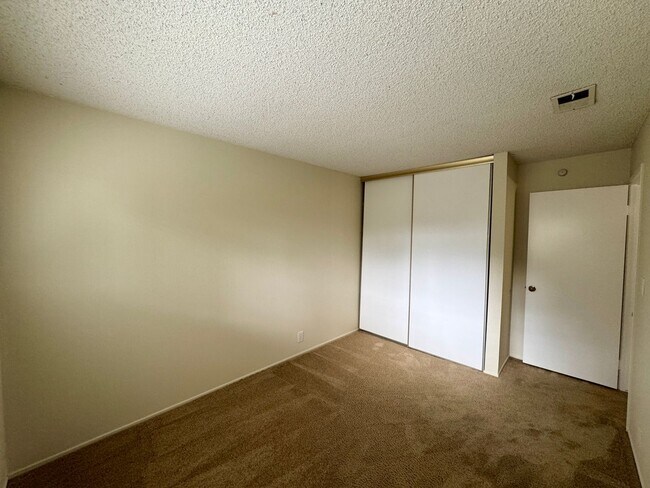 Building Photo - Nice Two-Story Unit with Attached Garage a...