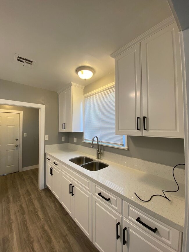 Building Photo - Follow the yellow brick to this Remodeled 2 BD 1 BA House in NE Bakersfield