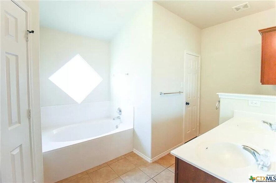 Building Photo - 1023 Sugar Brook Dr