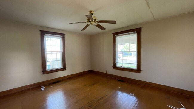 Building Photo - BATTLEGROUND... Historic 3 Bedroom 1 Bath House