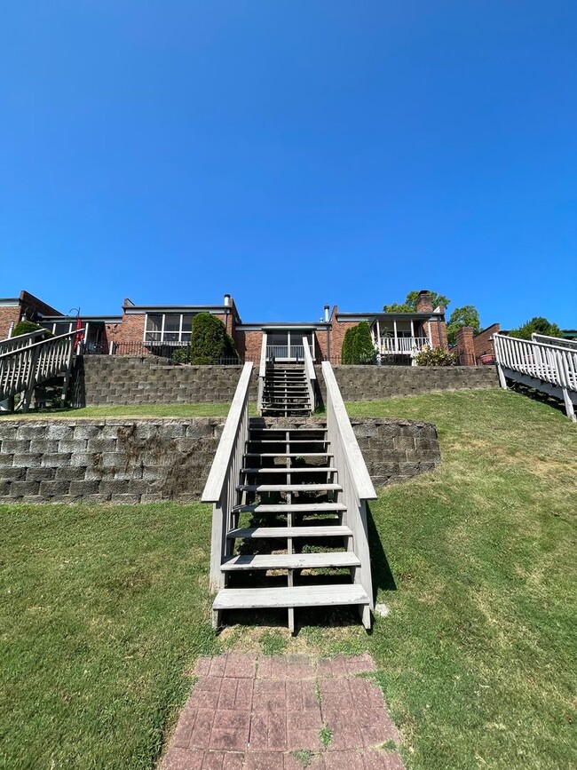 Building Photo - Gorgeous Townhome on the Tennessee River