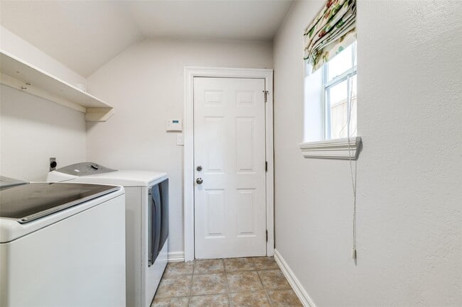 Building Photo - 1318 Peden St