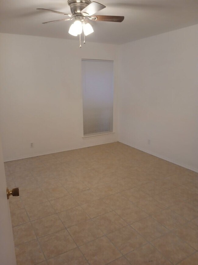 Building Photo - 3305 Fallmeadow St