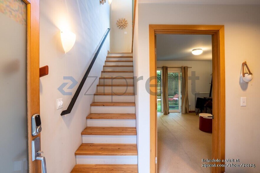 Building Photo - Unit D