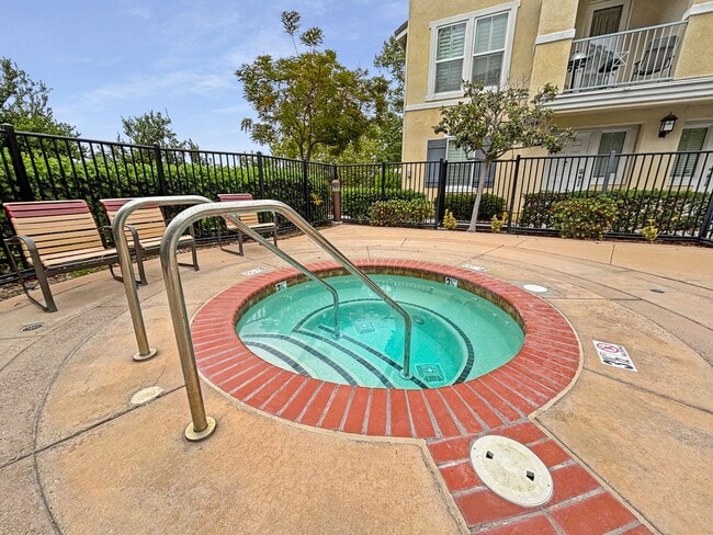 Building Photo - Beautiful 2 Bedroom, 2.5 Bath Condo in Eas...