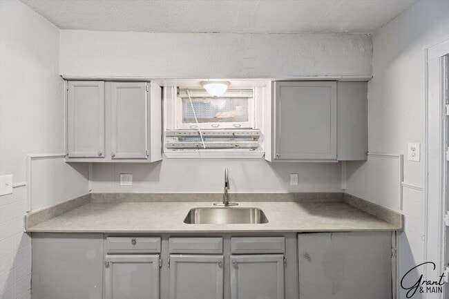 Building Photo - $1150 3 bedrooms